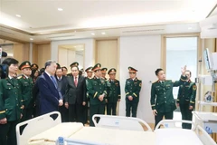 El secretario general To Lam, el presidente de la Asamblea Nacional, Tran Thanh Man y los delegados visitan dos nuevas instalaciones del Hospital Militar Central 108. (Fuente: VNA) 