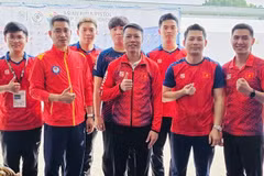 El equipo de tiro vietnamita felicita al tirador Ha Minh Thanh (segundo del derecho) (Fuente: baogiaothong.vn) 