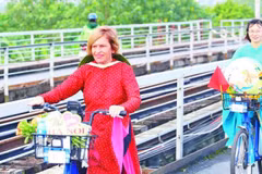 Stella Ciorra en un programa de ciclismo para promover el patrimonio del ao dai vietnamita (Fuente: nhandan.vn) 