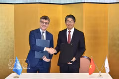 Jonathan W. Baker, representante jefe de la UNESCO en Vietnam, y el embajador Ito Naoki firman un acuerdo para implementar el proyecto. (Foto: baoquocte.vn)