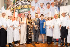 El embajador de Vietnam en Austria, Vu Le Thai Hoang, y Gertrud Tauchhammer, redactora jefe de la revista SOCIETY, junto con artesanos culinarios vietnamitas en el Pho Cultural Road Show Europe 2026. (Foto: SOCIETY)