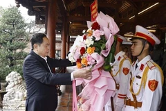 El presidente de la Asamblea Nacional de Vietnam, Tran Thanh Man, rindió hoy homenaje al expresidente del país, general Le Duc Anh, y al general Nguyen Chi Thanh. (Fuente: VNA)