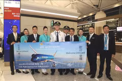 La primera tripulación de vuelo de Ciudad Ho Chi Minh a Hong Kong cuando se reabrió la ruta. (Fuente: VNA)