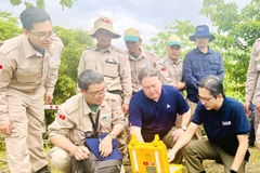 El vicecanciller vietnamita Do Hung Viet y el embajador de Estados Unidos en Vietnam, Marc E. Knapper, activan la detonación controlada de una bomba en Quang Tri, el 2 de abril de 2025. (Fuente: VNA)
