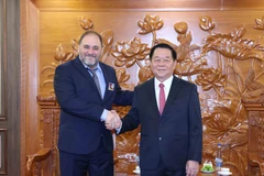 Jefe de la Comisión de Propaganda, Educación y Movilización de Masas del PCV, Nguyen Trong Nghia, y Guillermo Rehermann Armesto, secretario del Comité Central encargado de la organización y la política de cuadros del Partido Comunista de Uruguay. (Fuente: VNA)