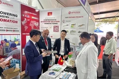 El Consejero Comercial de la Embajada de Vietnam en la India, Bui Trung Thuong (primero a la izquierda), y el Cónsul Honorario de Vietnam en Bangalore, N. Srinivasa Murthy, visitan el stand vietnamita. (Fuente: VNA)