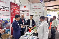 El Consejero Comercial de la Embajada de Vietnam en la India, Bui Trung Thuong (primero a la izquierda), y el Cónsul Honorario de Vietnam en Bangalore, N. Srinivasa Murthy, visitan el stand vietnamita. (Fuente: VNA)