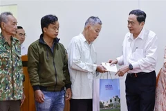 El presidente de la Asamblea Nacional de Vietnam, Tran Thanh Man, entrega obsequios a familias beneficiarias de políticas sociales. (Fuente: VNA)