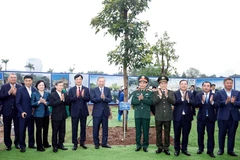 El secretario general del Partido Comunista de Vietnam (PCV), To Lam y los delegados en la ceremonia de lanzamiento del movimiento de plantación de árboles. (Fuente: VNA) 