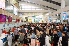 Pasajeros esperan para realizar los trámites de vuelo en el Aeropuerto Internacional Noi Bai de Hanoi. (Foto: NVA)