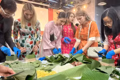 Los jóvenes participan en la elaboración del banh chung (Fuente: VNA)