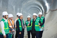 El primer ministro Pham Minh Chinh inspecciona el sitio de obras del proyecto, en el tramo del túnel de la estación S11 Van Mieu. (Fuente: VNA)