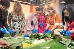 Los jóvenes participan en la elaboración del banh chung (Fuente: VNA)