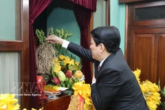 El presidente Luong Cuong rindió hoy homenaje a Ho Chi Minh en la Casa 67, del complejo histórico dedicado al líder revolucionario en el Palacio Presidencial. (Fuente: VNA)