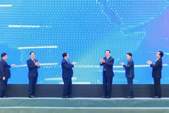 En la ceremonia de lanzamiento del servicio bilateral de pago minorista mediante códigos QR que tuvo lugar en el marco de la 47ª reunión del Comité Intergubernamental Vietnam-Laos en Vientiane, con la asistencia del primer ministro Pham Minh Chinh y su homólogo laosiano Sonexay Siphandone. (Fuente: VNA)