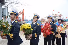 Transportan regalos a la isla de Ly Son. (Fuente: VNA)