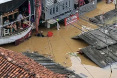 Una fotografía aérea muestra a personas en sus casas inundadas en el distrito de Pasar Minggu en Yakarta el 4 de marzo de 2025. (Foto: AFP)