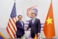 El viceprimer ministro y canciller de Vietnam, Bui Thanh Son, y el secretario de Estado de EE.UU., Marco Rubio. (Fuente: VNA)