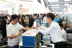 Un pasajero realiza los trámites de facturación en el aeropuerto internacional de Noi Bai (Fuente: VNA)