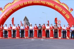 El primer ministro Pham Minh Chinh y los delegados en la ceremonia de inauguración de la presa de Phu Phong en la provincia de Binh Dinh (Fuente: VNA)