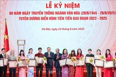 El secretario general del Partido Comunista de VIetnam, To Lam, y el ministro de Cultura, Deportes y Turismo, Nguyen Van Hung, entregan certificados de mérito y flores de felicitación a los ejemplares destacados. (Fuente: VNA)