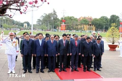 Dirigentes de Vietnam rinden homenaje al Presidente Ho Chi Minh. (Fuente: VNA)