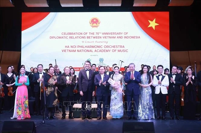 El secretario general del Partido Comunista de Vietnam, To Lam, y el presidente del Senado de Indonesia, Sultan Bachtiar Najamudin, entregaron flores a los artistas. (Foto: VNA)