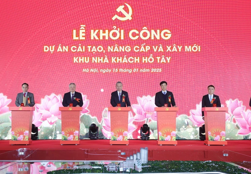 El secretario general del Partido Comunista de Vietnam, To Lam (centro), y los delegados presionan los botones para lanzar el proyecto de modernización y construcción del complejo de la Casa de Huéspedes del Lago Oeste en Hanoi el 15 de enero (Foto: VNA)