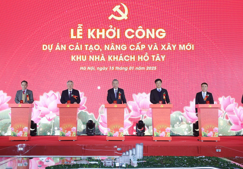 El secretario general del Partido Comunista de Vietnam, To Lam (centro), y los delegados presionan los botones para lanzar el proyecto de modernización y construcción del complejo de la Casa de Huéspedes del Lago Oeste en Hanoi el 15 de enero (Foto: VNA)