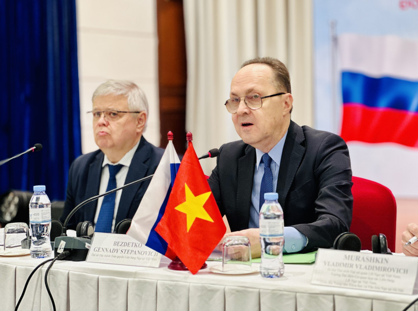 El embajador ruso en Hanoi, Gennady Stepanovich Bezdetko, habla en la conferencia de prensa. (Foto: VNA)