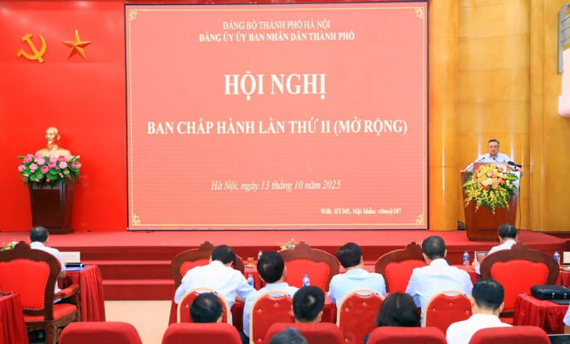 El secretario del Comité partidista y presidente del Comité Popular, Tran Sy Thanh, habla en la reunión. (Foto: Comité Popular de Hanoi)