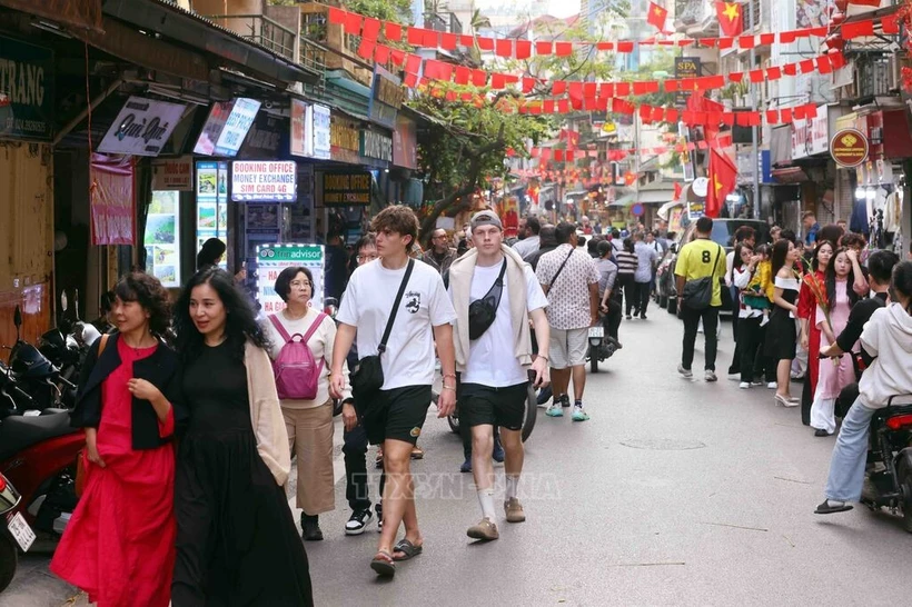 Turistas extranjeros en Hanoi. (Foto: VNA)