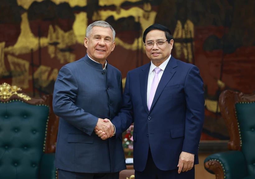 El primer ministro de Vietnam, Pham Minh Chinh, recibe al presidente de la República de Tataristán (Rusia), Rustam Nurgaliyevich Minnikhanov. Foto: (VNA)