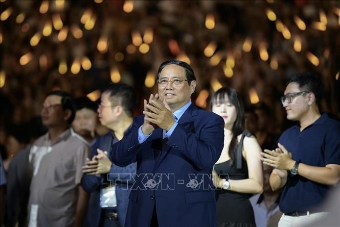 El primer ministro Phạm Minh Chính en el concierto. Foto: VNA