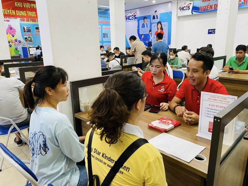 Asesoramiento sobre empleos para trabajadores en el Centro de Servicios de Empleo de Hanoi. (Foto: laodongthudo.vn)
