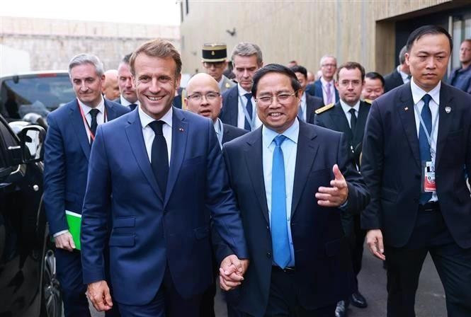 El primer ministro Pham Minh Chinh y el presidente francés, Emmanuel Macron. (Foto: VNA)