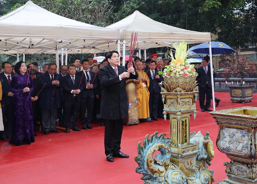 El presidente Luong Cuong rinde homenaje a los antepasados. Foto: VNA