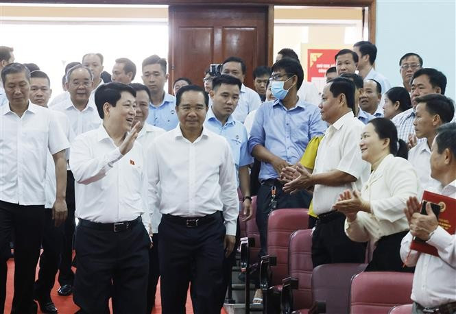 El presidente de Vietnam, Luong Cuong, y los votantes. (Foto: VNA)