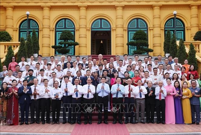 El presidente de Vietnam, Luong Cuong, y los delegados posan para una foto. (Foto: VNA)