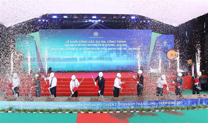 En la mañana del 9 de octubre de 2025, el Comité Popular de Hanoi inició el Proyecto de Ferrocarril Urbano 2, tramo Nam Thang Long - Tran Hung Dao. (Foto: VNA)