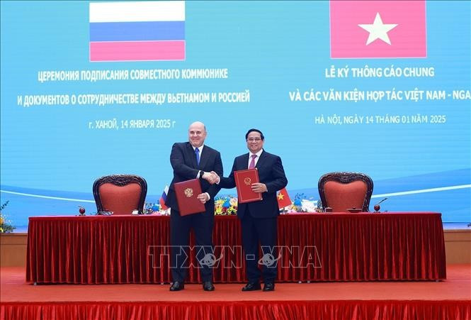 El primer ministro vietnamita, Pham Minh Chinh, y su homólogo ruso, M.V. Mishustin, firmaron un comunicado conjunto sobre las resultados de la visita oficial del jefe del Gobierno ruso. (Fuente: VNA)