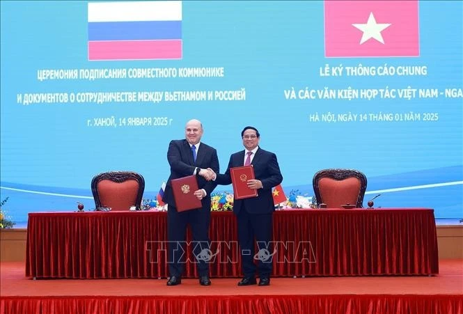 El primer ministro vietnamita, Pham Minh Chinh, y su homólogo ruso, M.V. Mishustin, firmaron un comunicado conjunto sobre las resultados de la visita oficial del jefe del Gobierno ruso. (Fuente: VNA)