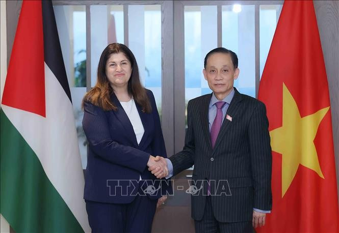 El ministro de Relaciones Exteriores de Vietnam, Le Hoai Trung, y la titular palestina de Asuntos Exteriores y Expatriados, Varsen Aghabekian Shahin. (Foto: VNA)