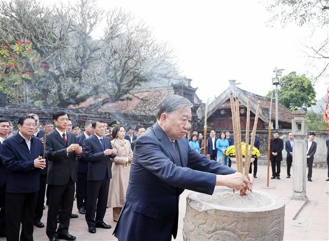 El secretario general del Partido Comunista de Vietnam (PCV), To Lam, rinde homenaje a los reyes Dinh Tien Hoang y Le Dai Hanh. (Foto: VNA)