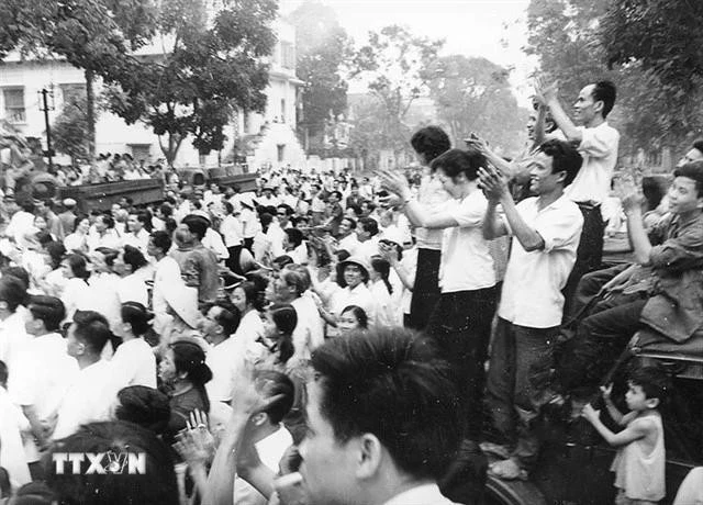 La gente se reúne frente a la sede de la VNA en Hanoi para escuchar las noticias de la Victoria del 30 de abril de 1975. (Foto: VNA)