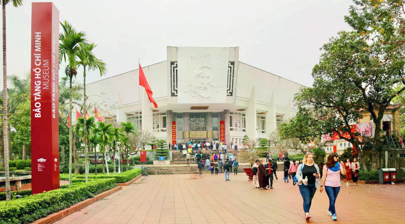 Los turistas visitan el Museo de Ho Chi Minh. Foto: Hoai Nam/https://kinhtedothi.vn/