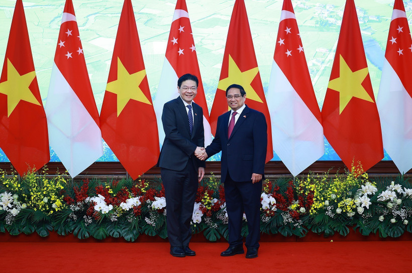 El primer ministro de Vietnam, Pham Minh Chinh, y su homólogo singapurense, Lawrence Wong. (Foto: VNA)