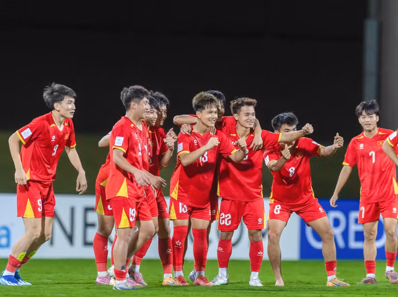 Jugadores vietnamitas celebran el gol. Foto: VFF