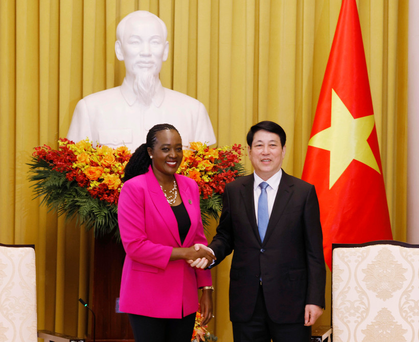 El presidente de Vietnam, Luong Cuong, recibió hoy a la ministra de Defensa de Kenia, Soipan Tuya. (Foto: VNA)
