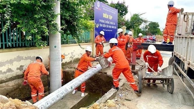 EVNHANOI realiza simulacros para garantizar la seguridad de la red eléctrica ante la compleja evolución de tormentas e inundaciones. (Foto: VNA)